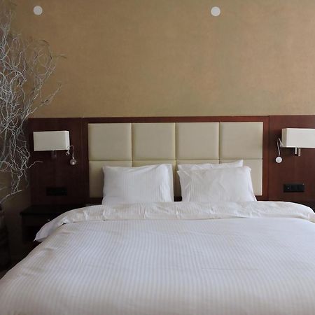 Lakeview Hotel And Resort Otesevo Dış mekan fotoğraf